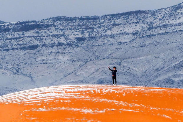 Un joli contraste entre la neige et les dunes dorées du Sahara