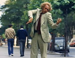 Le grand blond avec une chaussure noire