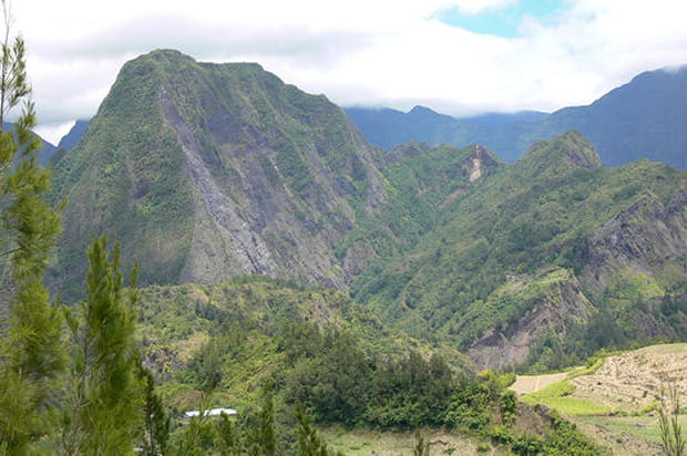 Pic rocheux et ses pentes