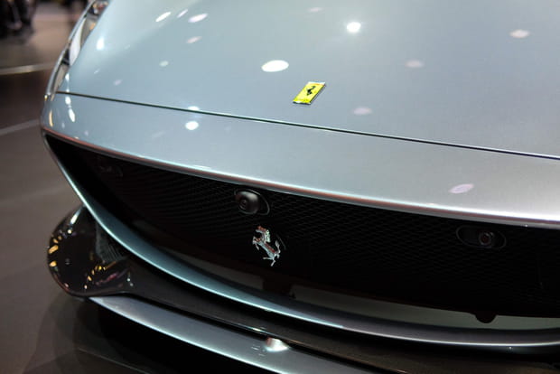 Un puissant bolide prêt à faire la course