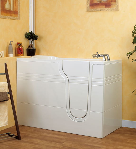 Une baignoire &agrave; porte