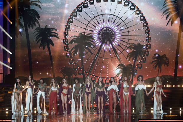 Le top 12 défile en bikini