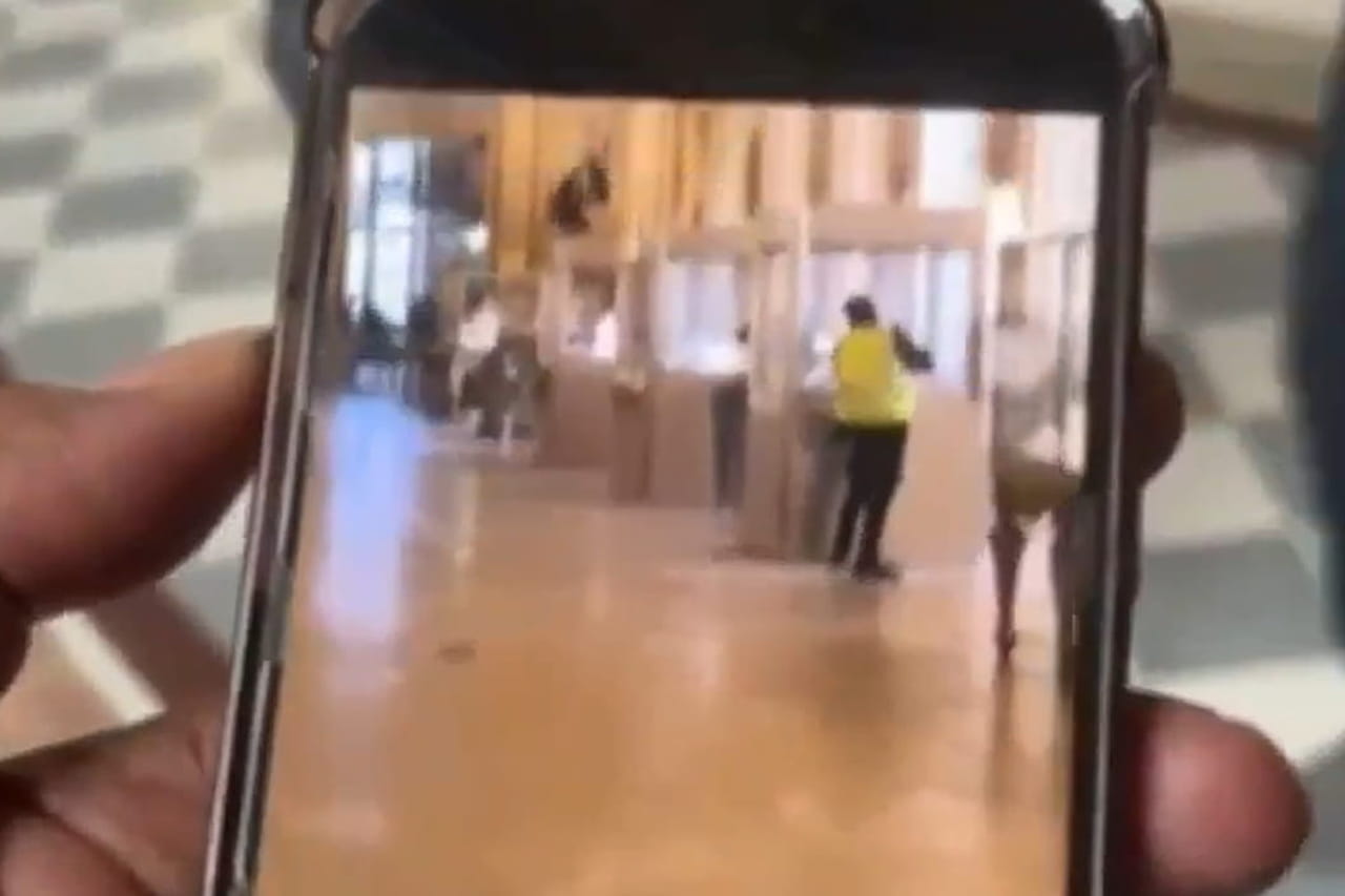 Vol au LouvreÂ : la vidÃ©o du cambriolage, les images folles du braquage du siÃ¨cle en plein...