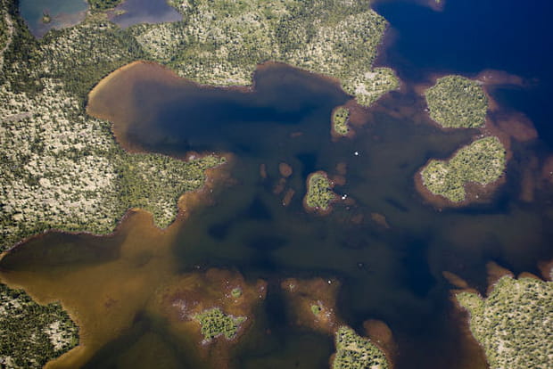 Les lacs comme une tâche d'encre