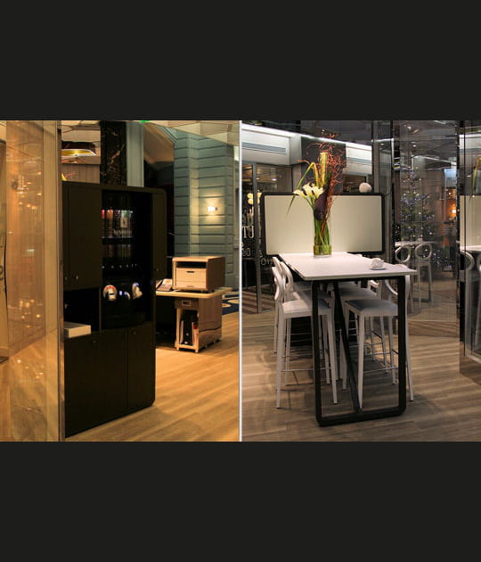 La discussion autour d'une table haute et d'un caf&eacute; dans le concept store de BNP Paribas