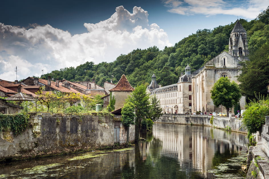 Brant&ocirc;me, entour&eacute; par la rivi&egrave;re Dronne