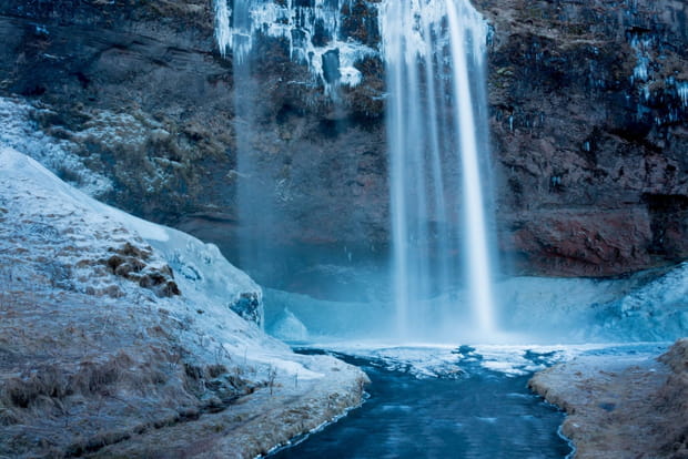 Passer derrière la cascade Seljalandsfoss