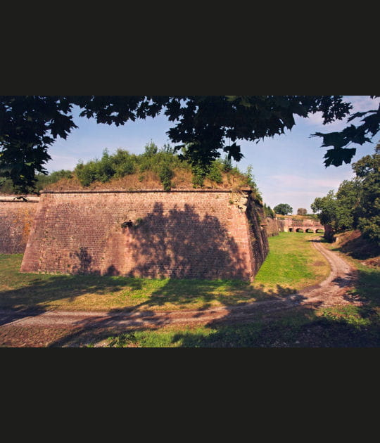 Des remparts entourent la ville