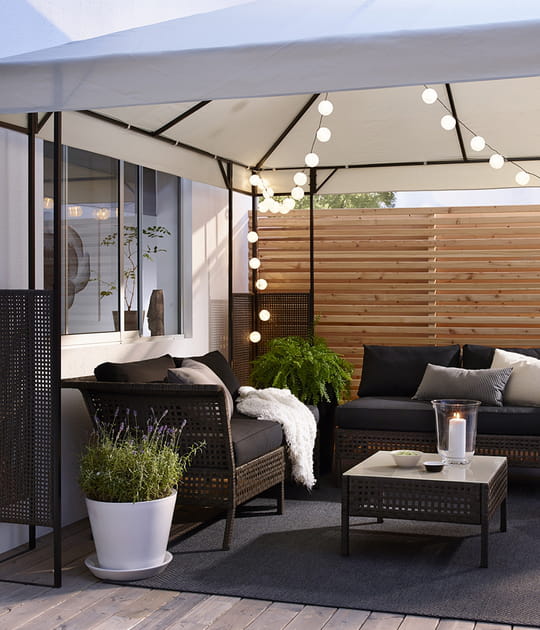 Un auvent pour votre salon de jardin