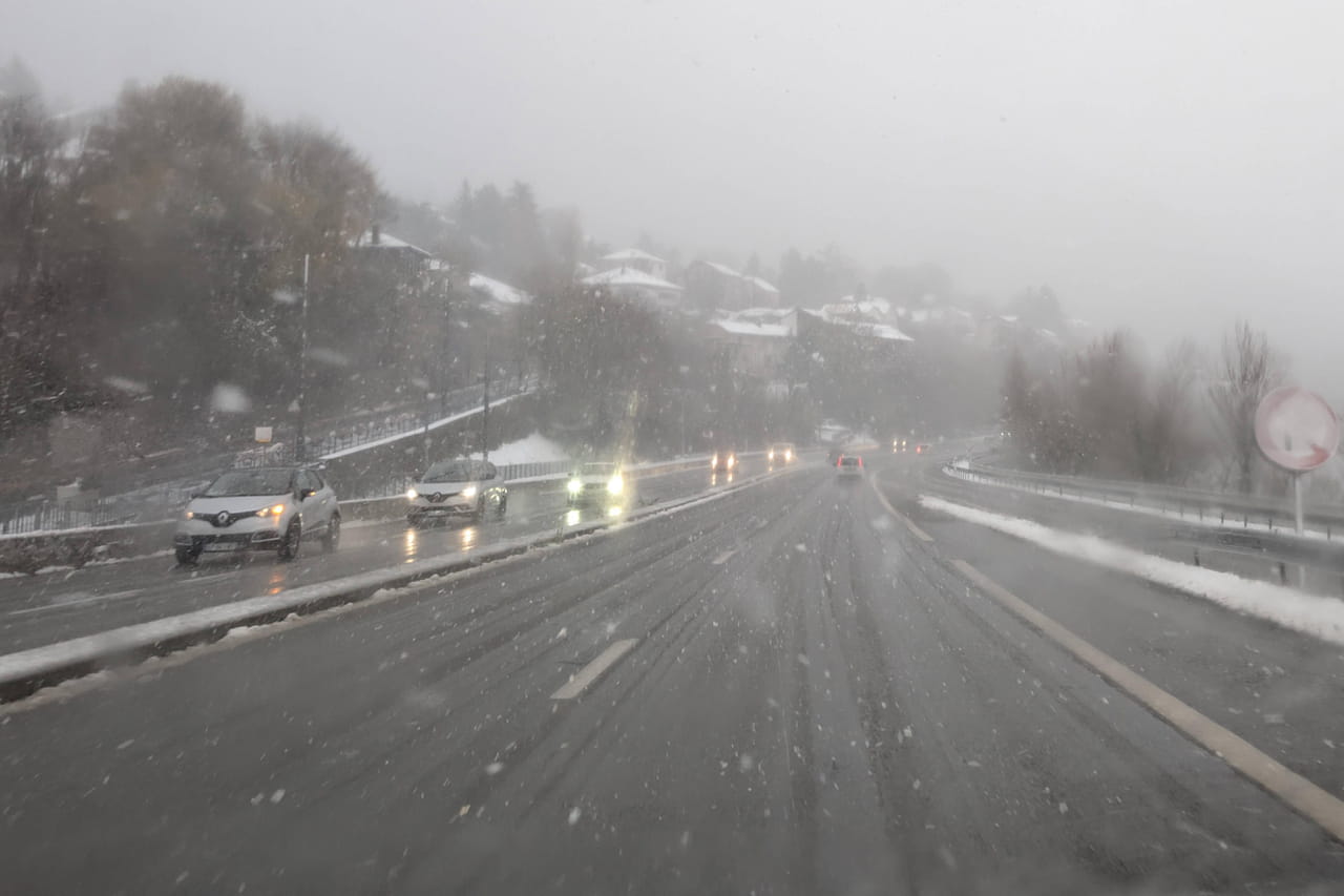 Vigilance neige et verglas : les 16 départements concernés par l'alerte météo, les risques sont importants