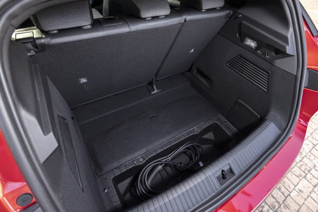 Le coffre avec l'espace pour les câbles