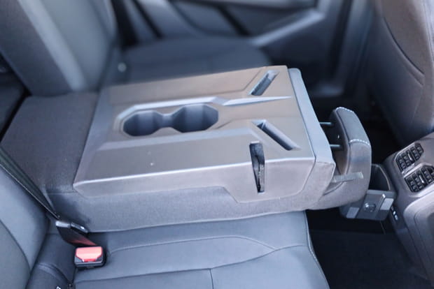 La banquette arrière du Dacia Bigster se transforme en grand accoudoir central