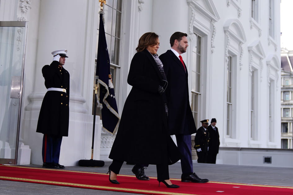 Kamala Harris se rendant t&ecirc;te baiss&eacute;e &agrave; l'investiture de Trump
