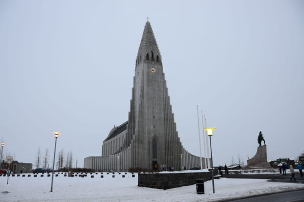 Monter au sommet de l'église Hallgrimskirkja