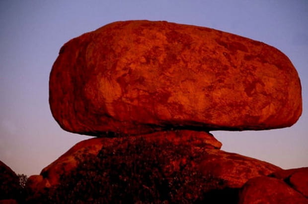 Soleil couchant sur les Devils marbles