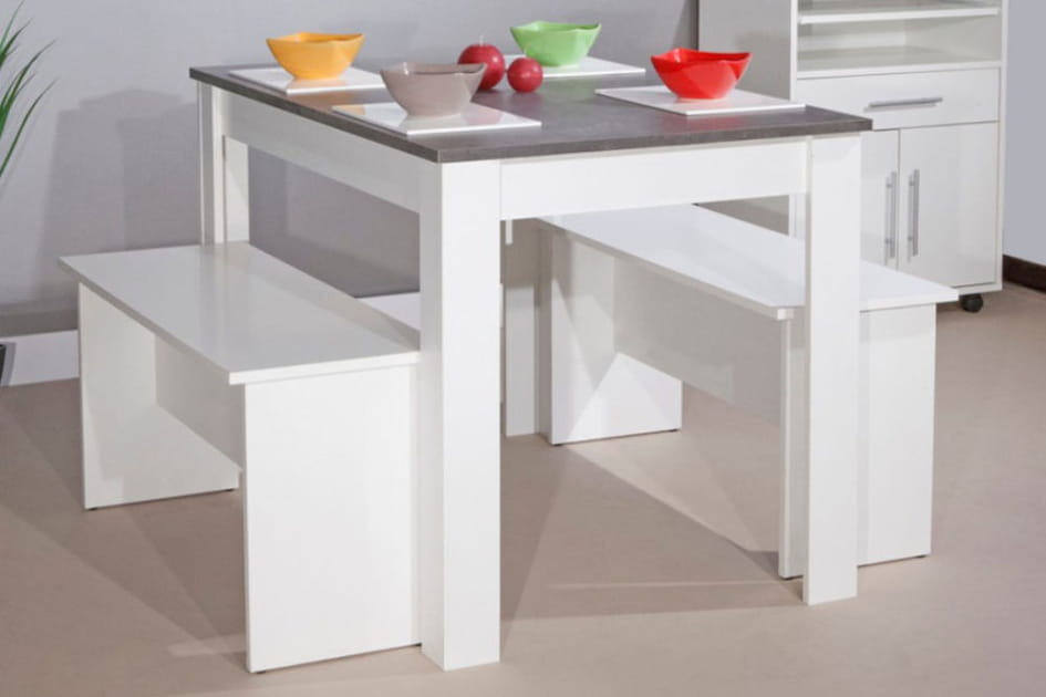 Une table avec bancs
