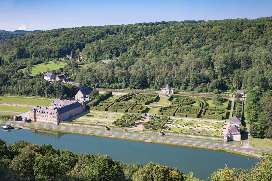 Le ch&acirc;teau de Fre&yuml;r sur les bords de la Meuse