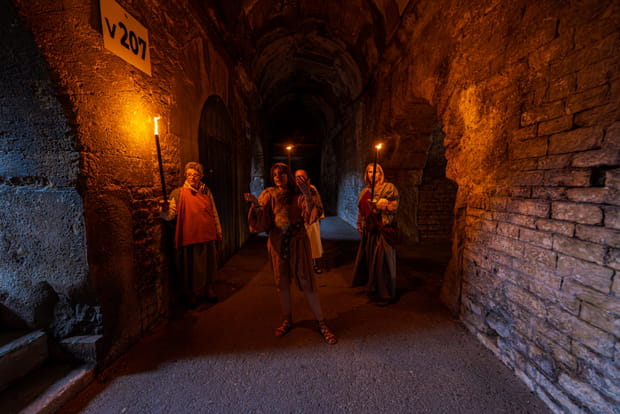 Nocturne aux flambeaux dans les Arènes de Nîmes à Halloween