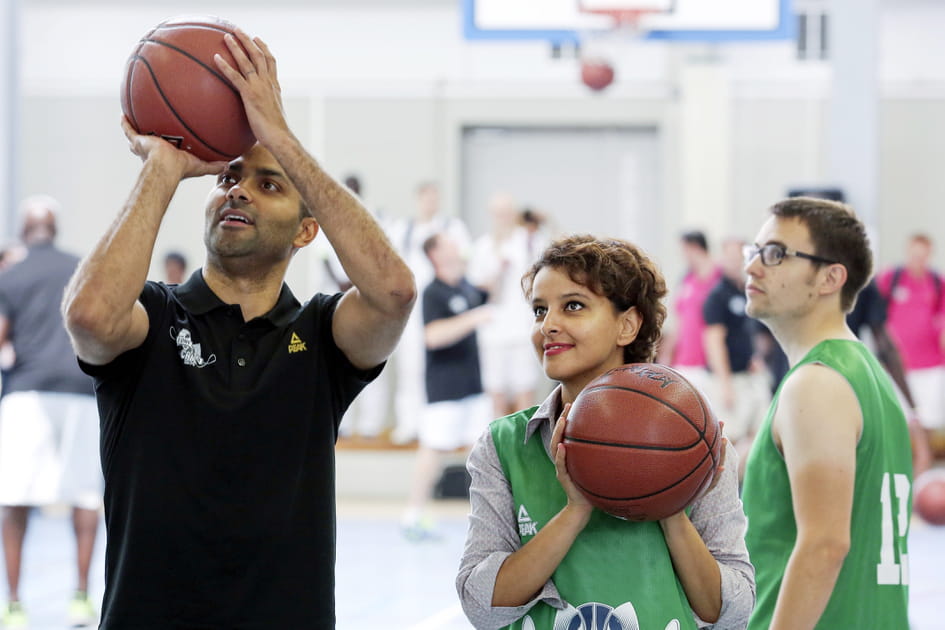 Najat Vallaud-Belkacem prend une le&ccedil;on de basket avec Tony Parker