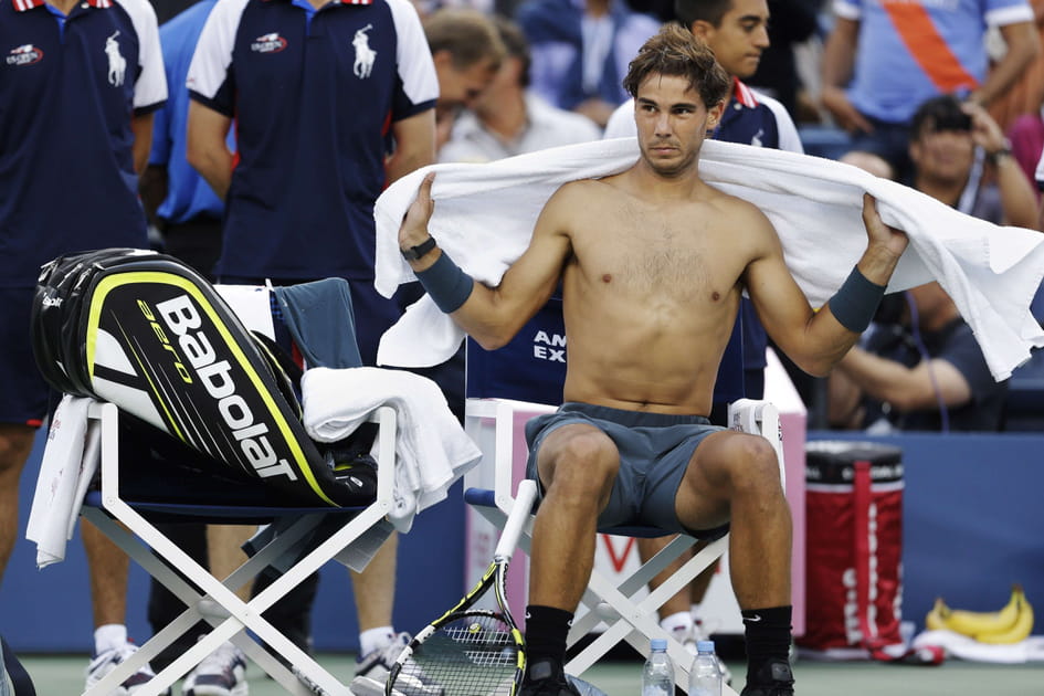 Il se l&egrave;ve de sa chaise apr&egrave;s son adversaire