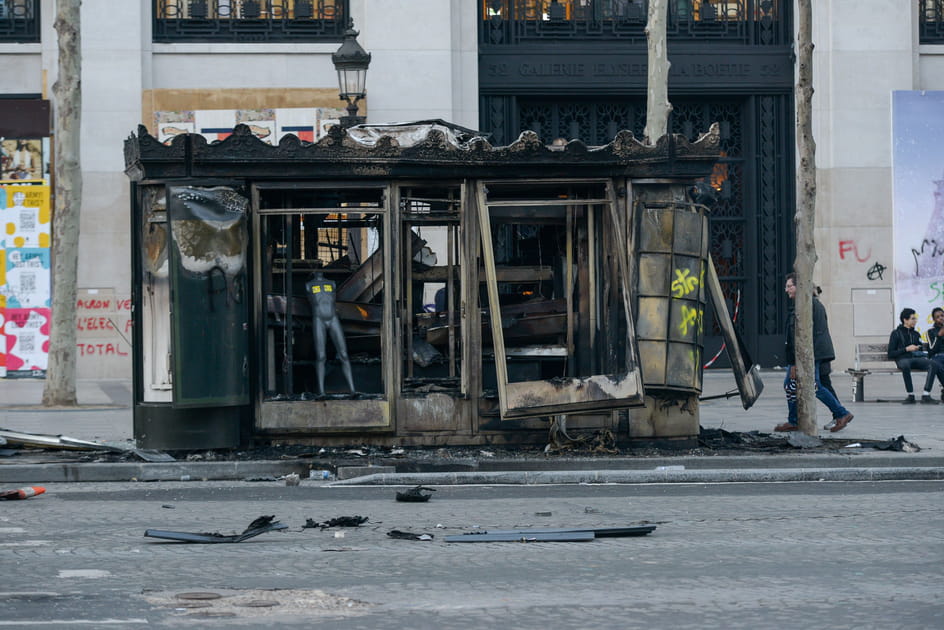 Kiosque &agrave; journaux br&ucirc;l&eacute;