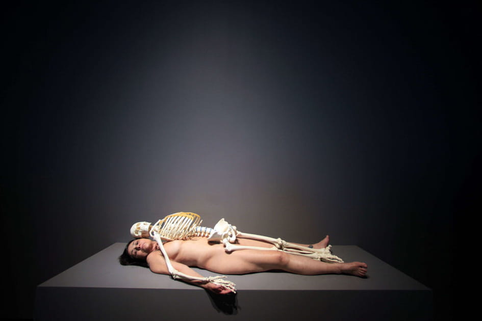 Nu avec un squelette