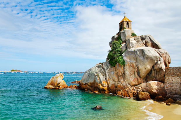Moins célèbre que Castel Meur, le Rocher de Port-Blanc