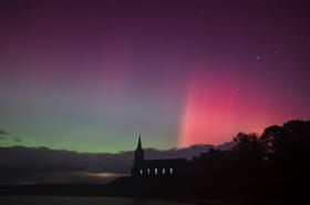 Aurores bor&eacute;ales en France&nbsp;: o&ugrave; et quand peut-on les observer cette nuit encore&nbsp;?