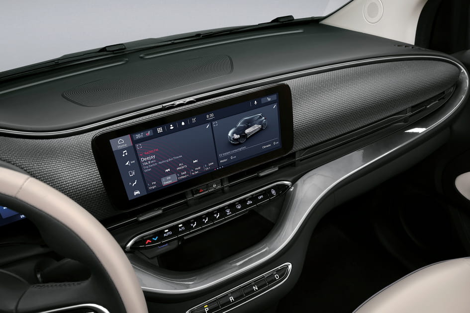 Zoom sur l'&eacute;cran tactile de la nouvelle Fiat 500