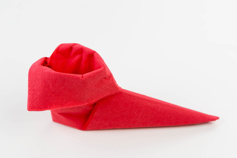 Pliage de serviette chausson de lutin&nbsp;: &eacute;tape&nbsp;14