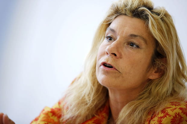 Frigide Barjot fond en larmes