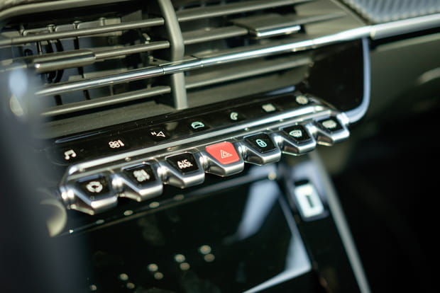Des touches piano bien pratiques à bord de la 208