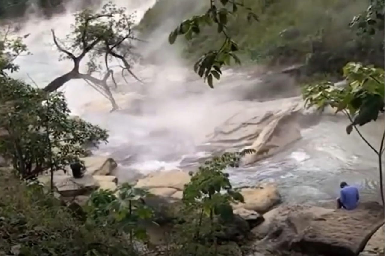 L'eau d'une rivière atteint plus de 90°C, elle bout et cuit les animaux vivants