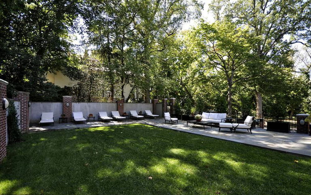 Jardin et chaises longues