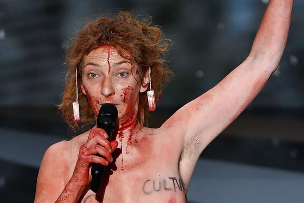 Corinne Masiero nue sur la scène des César