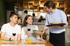 "Un manque de courtoisie et une certaine ignorance" : Une experte en protocole dévoile le geste à ne jamais faire au restaurant