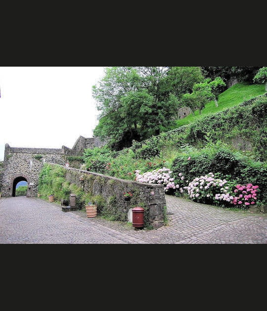 Les remparts et la porte Saint-Jacques