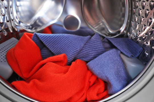 Adieu les bouloches sur les v&ecirc;tements - ce geste simple avant de mettre le linge en machine fait toute la diff&eacute;rence