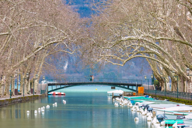 Annecy, escapade romantique sous un parapluie