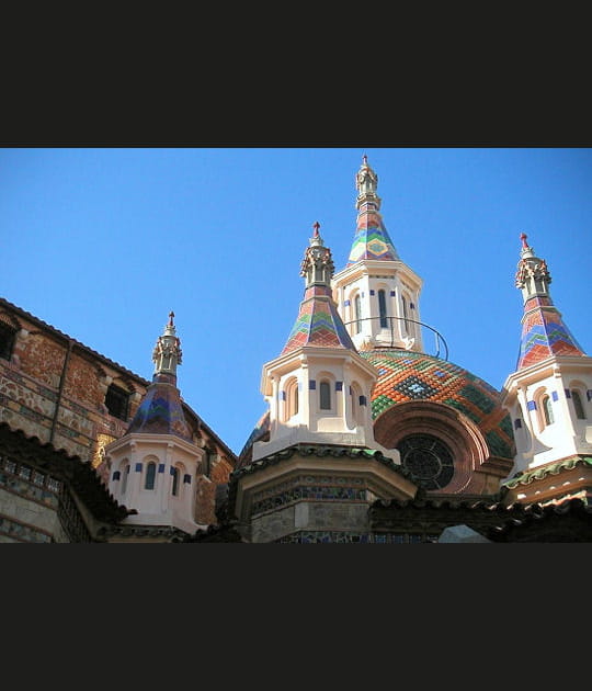 Une &eacute;glise au toit color&eacute;