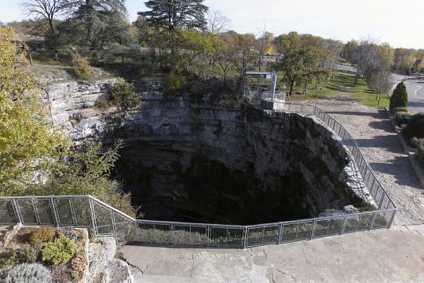 Un trou au milieu de la nature
