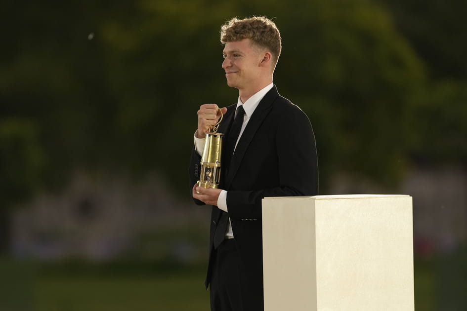 L&eacute;on Marchand r&eacute;cup&egrave;re la flamme