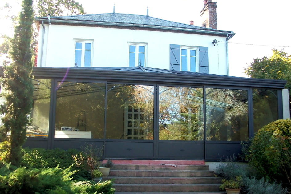 Une grande v&eacute;randa en aluminium