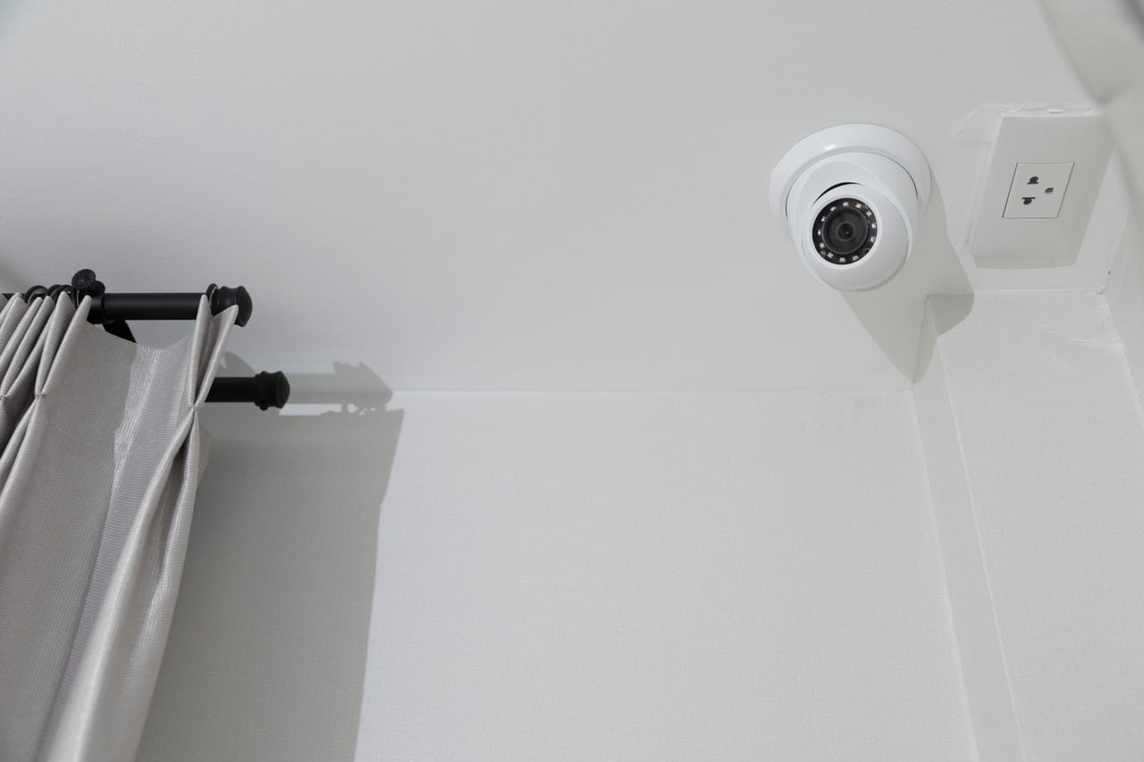 Un propriétaire cache des caméras dans les salles de bain de son immeuble, les locataires sont terrifiés