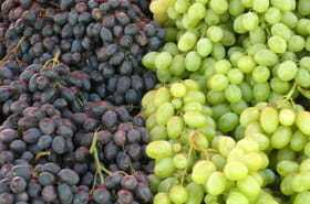 Ni vinaigre blanc ni eau du robinet&nbsp;: la meilleure fa&ccedil;on de laver le raisin et &eacute;liminer les pesticides