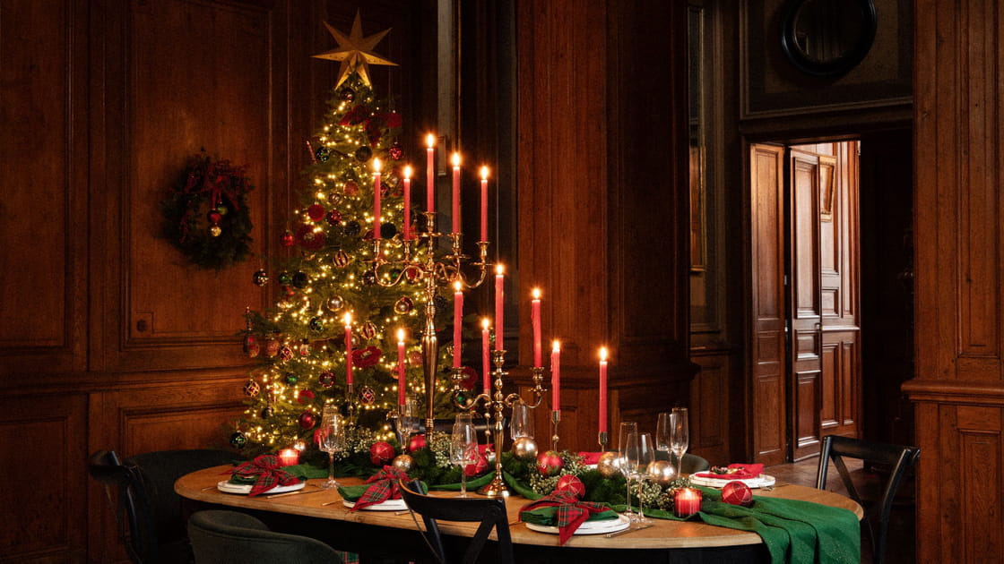 La magie de No&euml;l en grand avec cette d&eacute;coration traditionnelle chic