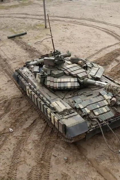 Char T64&nbsp;: des &eacute;paves de chaque c&ocirc;t&eacute;