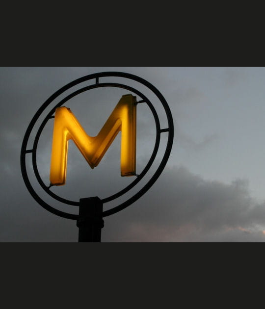 Inqui&eacute;tant m&eacute;tro
