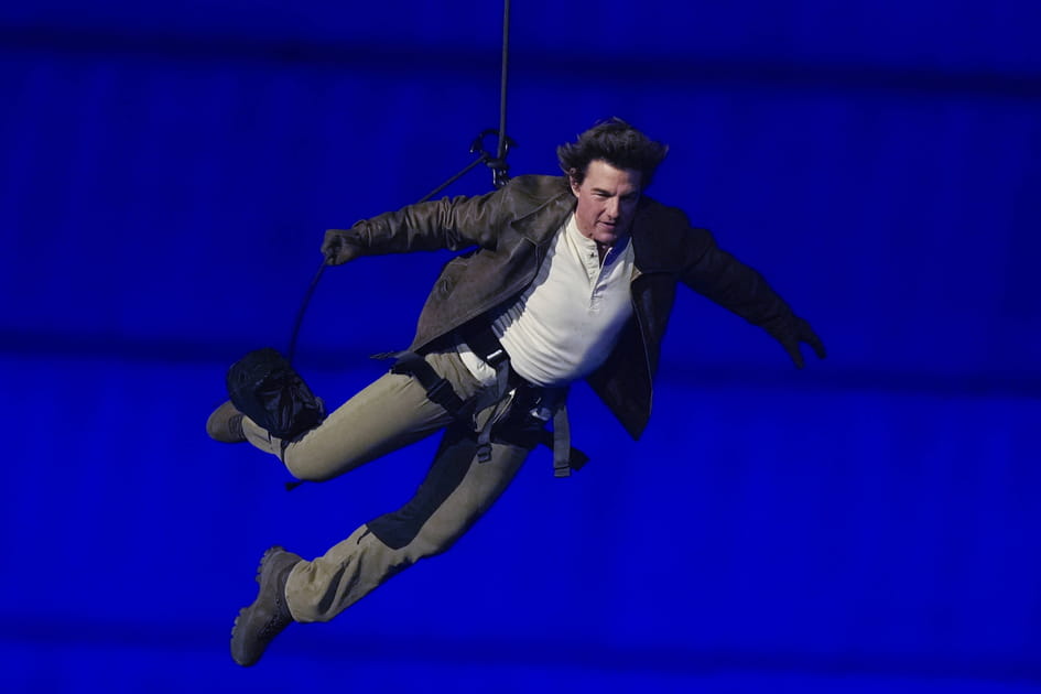Tom Cruise saute du Stade de France