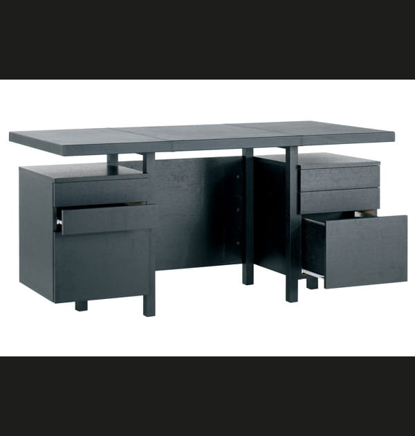 Un bureau en cuir et bois